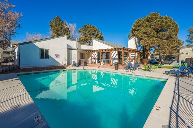 Piscina y casa club - Pinewood Estates