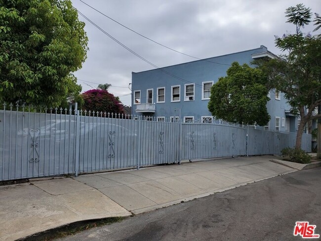 Building Photo - 897 S Norton Ave
