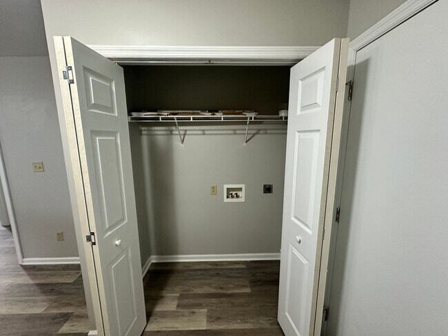 Building Photo - 2 bed/ 2 bathroom Duplex in the heart of V...