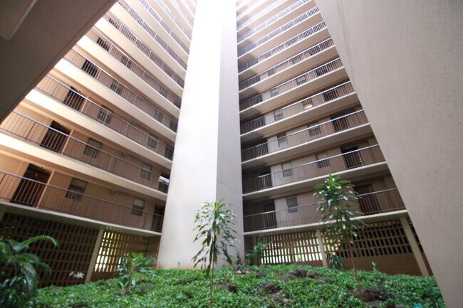 Building Photo - 1 Bed, 1 Bath, 1 Parking - The Park at Pea...