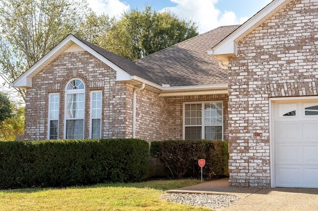 Foto del edificio - 637 Community Ct
