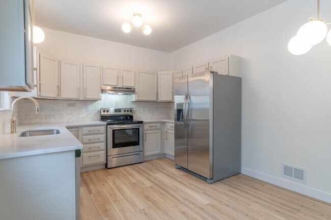 Building Photo - 3 Bedroom Single Family