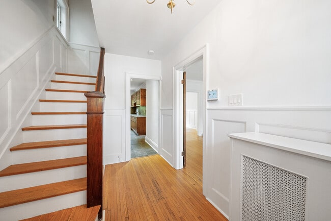 Building Photo - 207 Glengrove Ave W