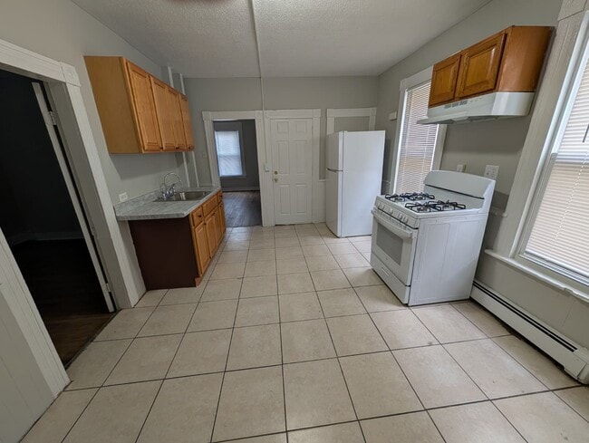Building Photo - 38 Daggett St