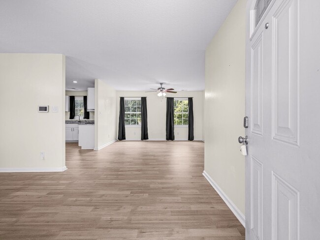 Building Photo - 103 Oakwood Ct