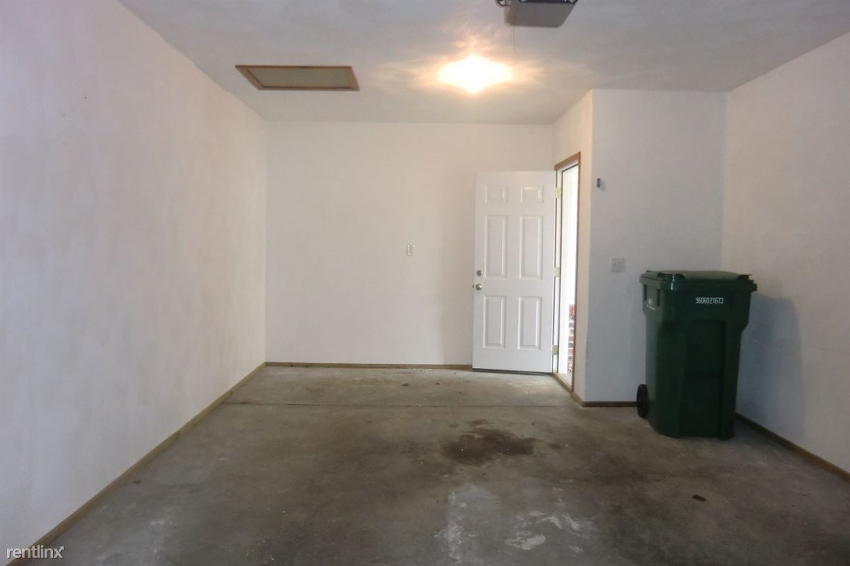 Primary Photo - 121 Autumn Pine Dr