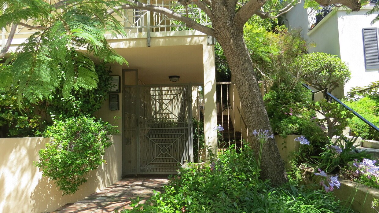 Building Photo - 1226 McClellan Dr