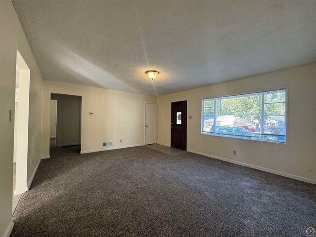 Foto del edificio - Charming 3/1 House in Topeka For Rent