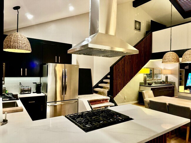 Foto del edificio - 2 Bedroom, 2 Bath + Loft, with Exceptional Views! Just Steps to the Beach!