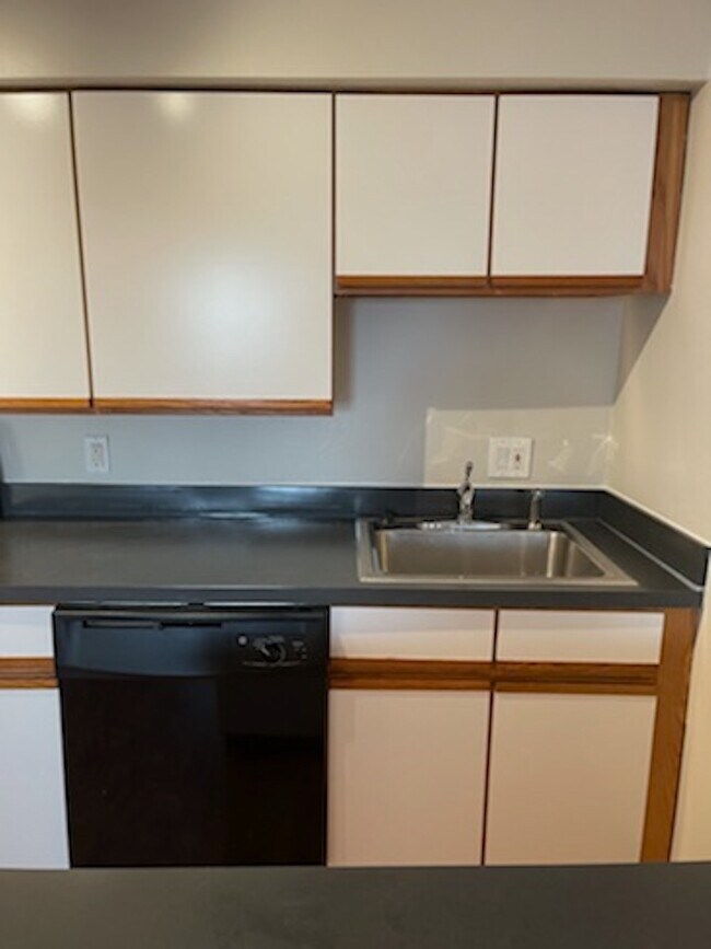 Building Photo - 10 Roberts St