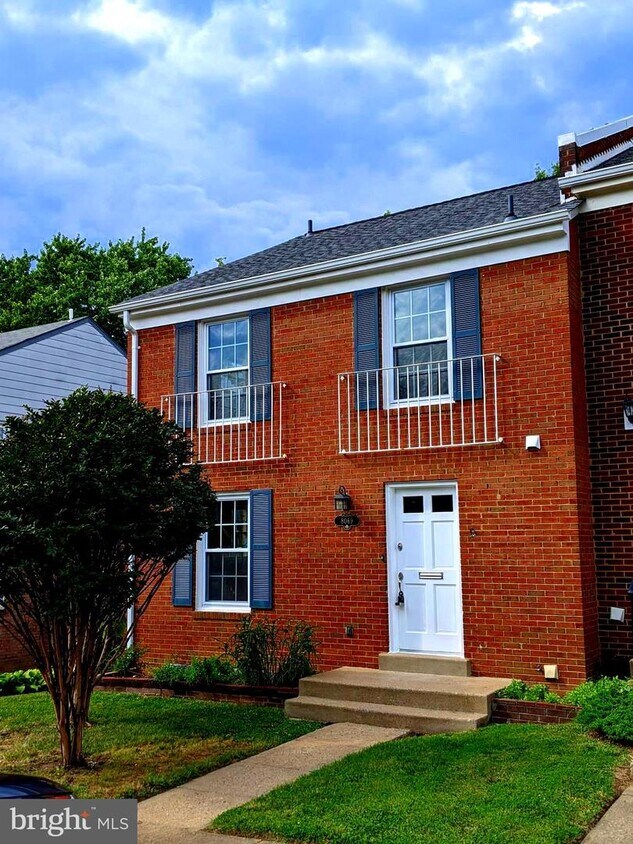 8069 Powderbrook Ln, Springfield, VA 22153 Townhouse for Rent in