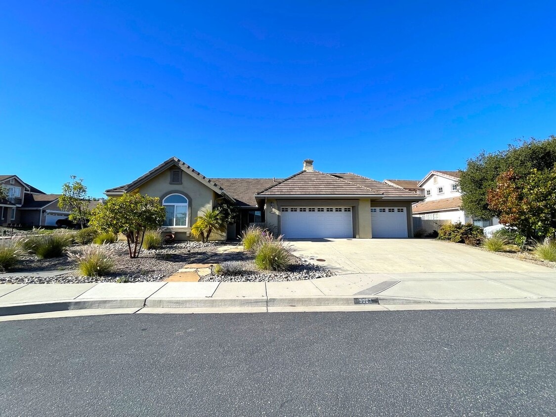 Foto principal - Single Story Large Four Bedroom Home in the Bluffs