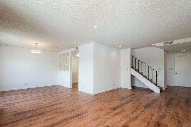 Building Photo - Harborside Waterfront 4 Bed/2.5 Bath Townh...