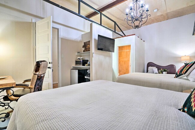 Foto del edificio - 3704 San Bernardo Ave