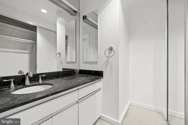 Foto del edificio - 2501 M St NW