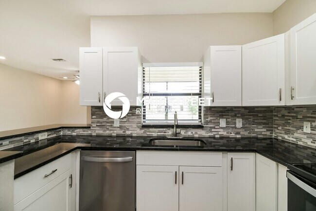 Foto del edificio - 3 Bedroom Pet-Friendly Home in LEHIGH ACRES, FL with Main Street Renewal