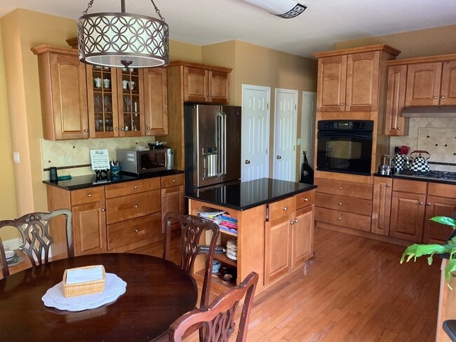 Building Photo - 4 Bedroom Contemporary Colonial in Brookside