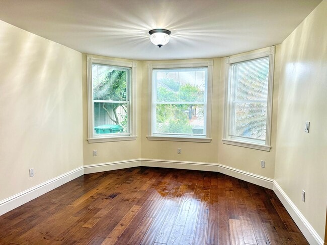 Building Photo - $2,400 / 2 BR - Beautifully Updated Home in Desirable Alameda Neighborhood