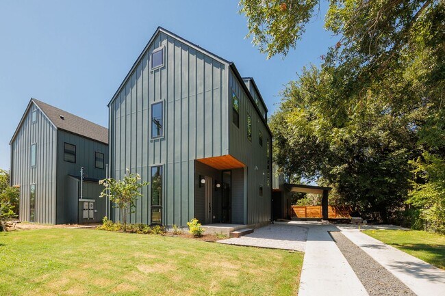 Foto del edificio - Luxury Redefined: Experience Vibrant Living in this 3-Bedroom Haven in East Austin