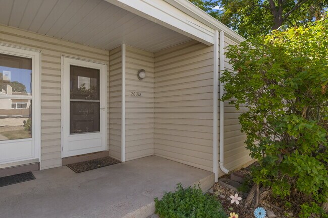 Building Photo - Updated Two-Bedroom with Carport Parking Next to Golf Course