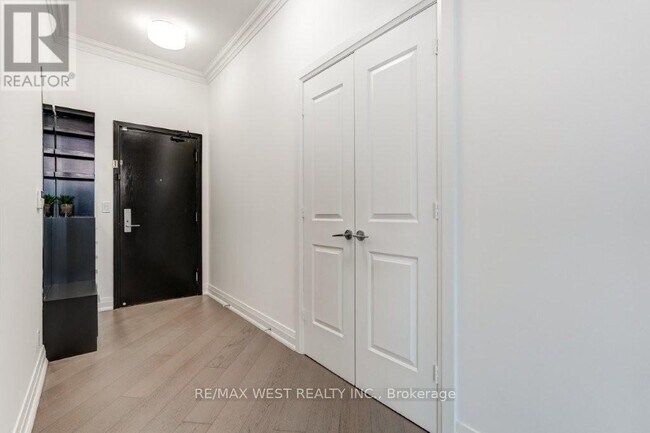 Photo du bâtiment - 90 Absolute Ave