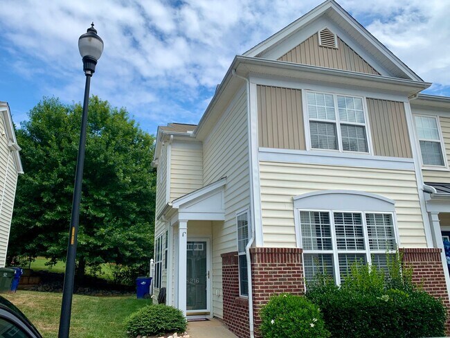 Foto del edificio - 2 Bed | 2.5 Bath End Unit Townhome in Rale...