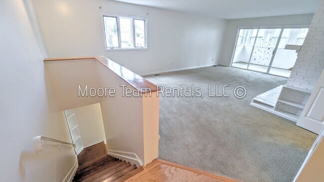 Building Photo - 2 Bed / 3 Bath Condo - Office, Pool, Clubhouse & Garage