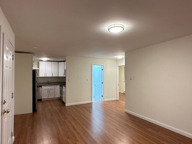 Building Photo - Huge 2 bed located near the Green Line wit...