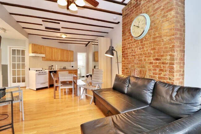 Building Photo - 352 Varick St