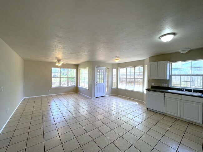 Building Photo - Charming Retreat: 3 Bed, 2 Bath Home in Hi...