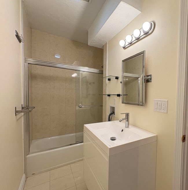 Building Photo - Elegant Brookline 4bed/2bath Near B,C, D Lines