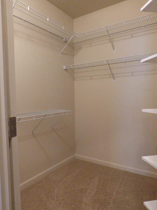 Building Photo - Upper Level Condo w/ Balcony