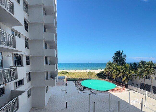Foto del edificio - 5825 Collins Ave