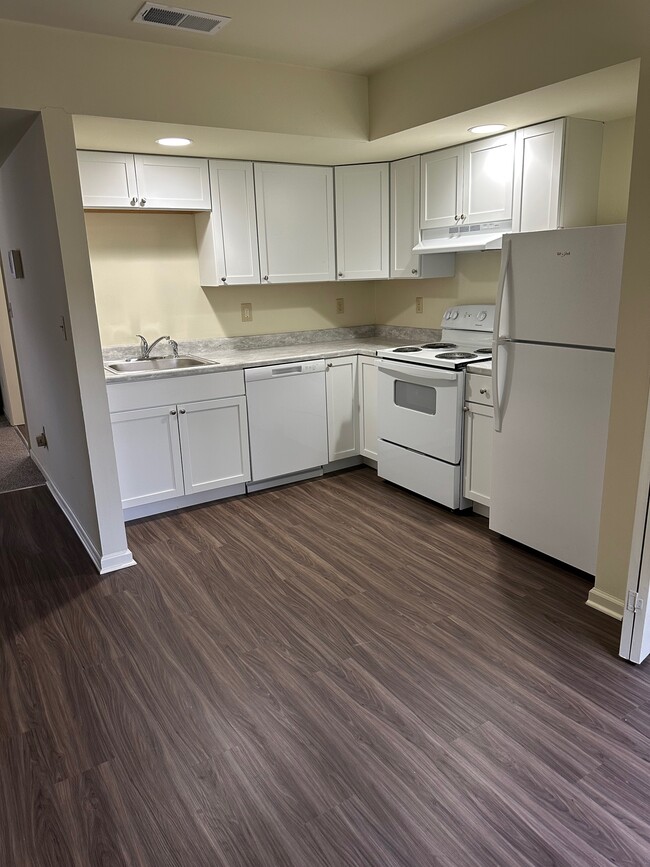 Building Photo - 1409 Varsity Ln