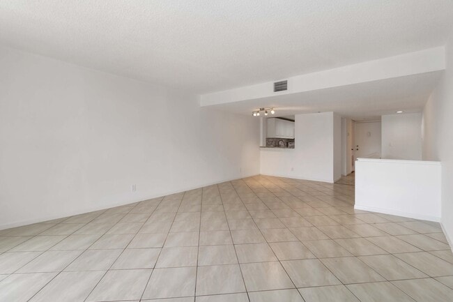 Building Photo - 2820 Tennis Club 204 Dr