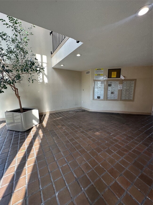 Building Photo - 206 Plaza Verde Dr