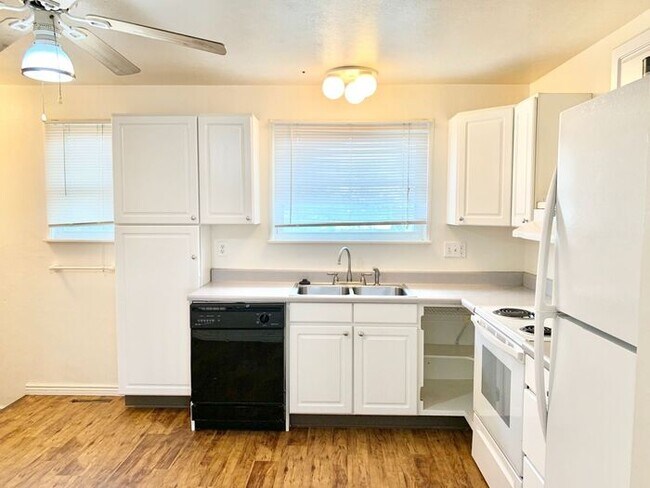 Foto del edificio - Spacious 3 Bedroom 2 Bath Ranch Style Home...