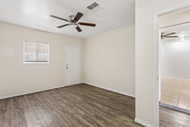 Foto del edificio - Completely updated minutes to Hiking at South Mountain!!!  Brand New Paint, Tile and Laminate Thr...