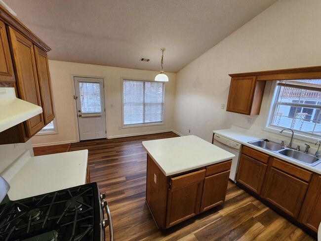 Foto del edificio - 3840 Sugarbrook Dr