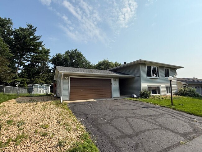 Building Photo - Modern 4 bed 2 Bath Split Level Single Fam...