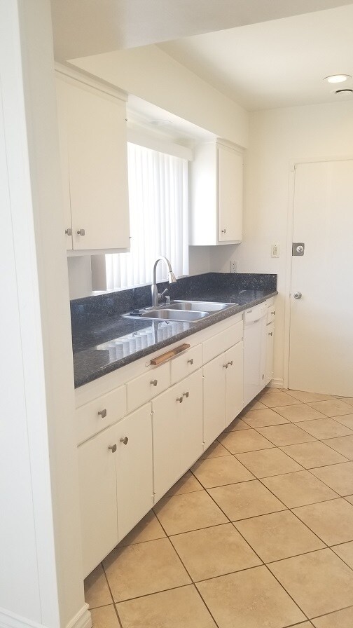 Building Photo - 2406 Palos Verdes Dr W