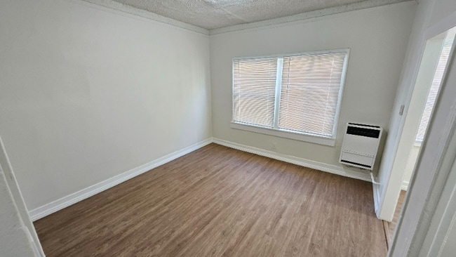 Building Photo - 1005 W 23rd St