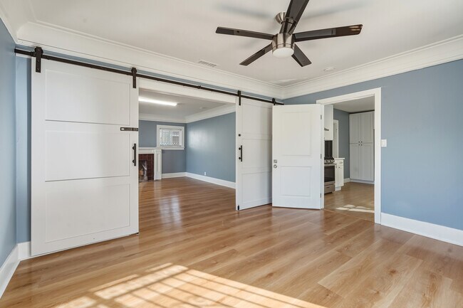 Foto del edificio - 1174 N Alexandria Ave