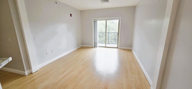 Sala de estar desde la cocina - Clock Tower Square