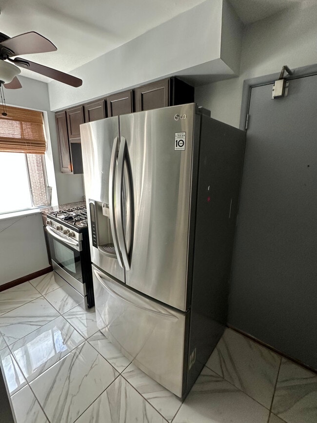 Foto del edificio - 7320 N Rogers Ave