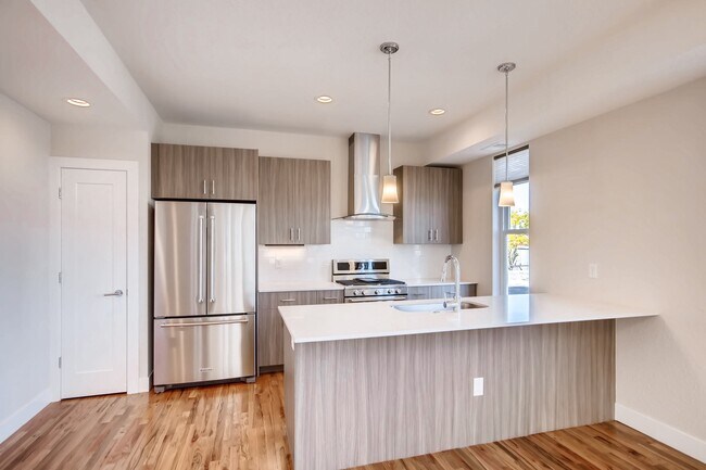 Foto del edificio - Evolve Real Estate: Modern townhome in Wes...