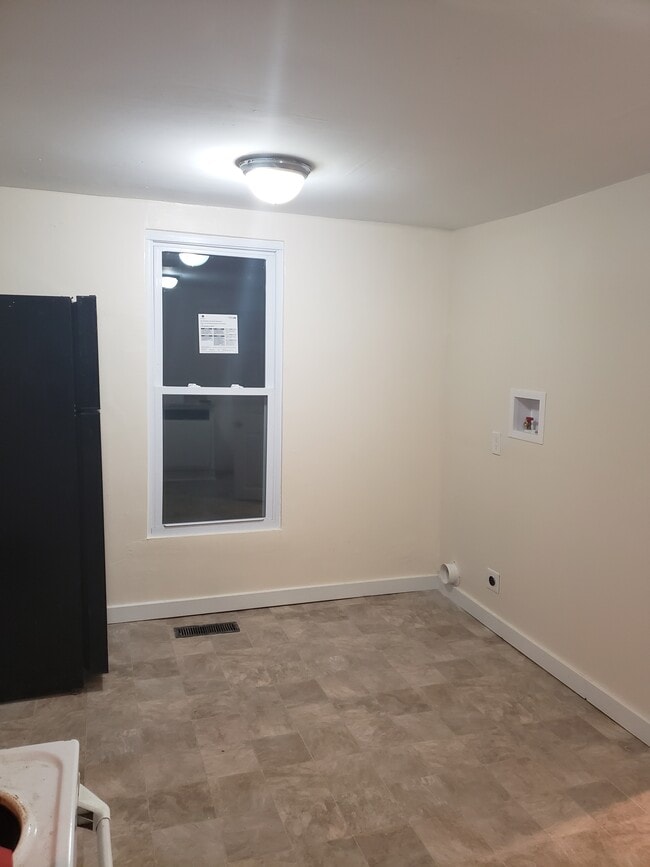 Space for washer/dryer or eat-in kitchen - 21 2nd Ave