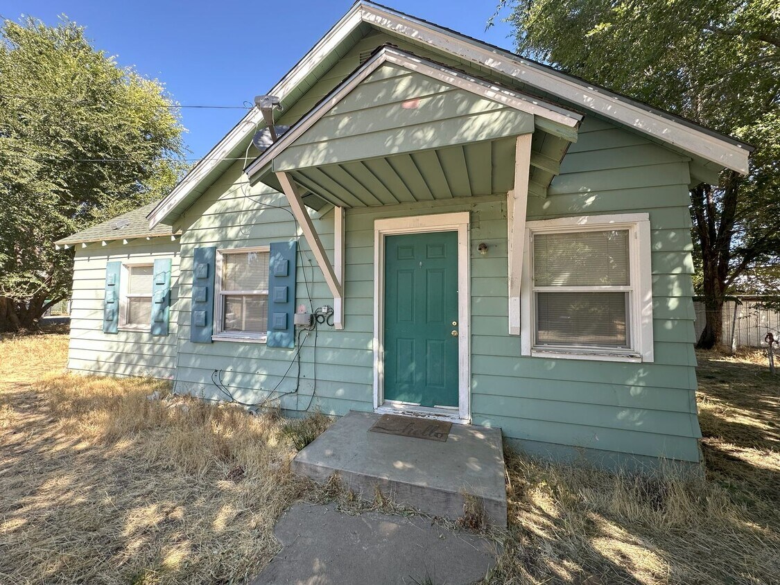 Foto principal - 2 Bedroom, 1 Bath Home on Corner Lot