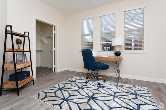 2BR2BA-1210sft - Majestic Parc