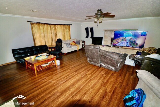 Foto del edificio - Beautiful 4 Bedroom Home Near Bill Snyder Stadium!